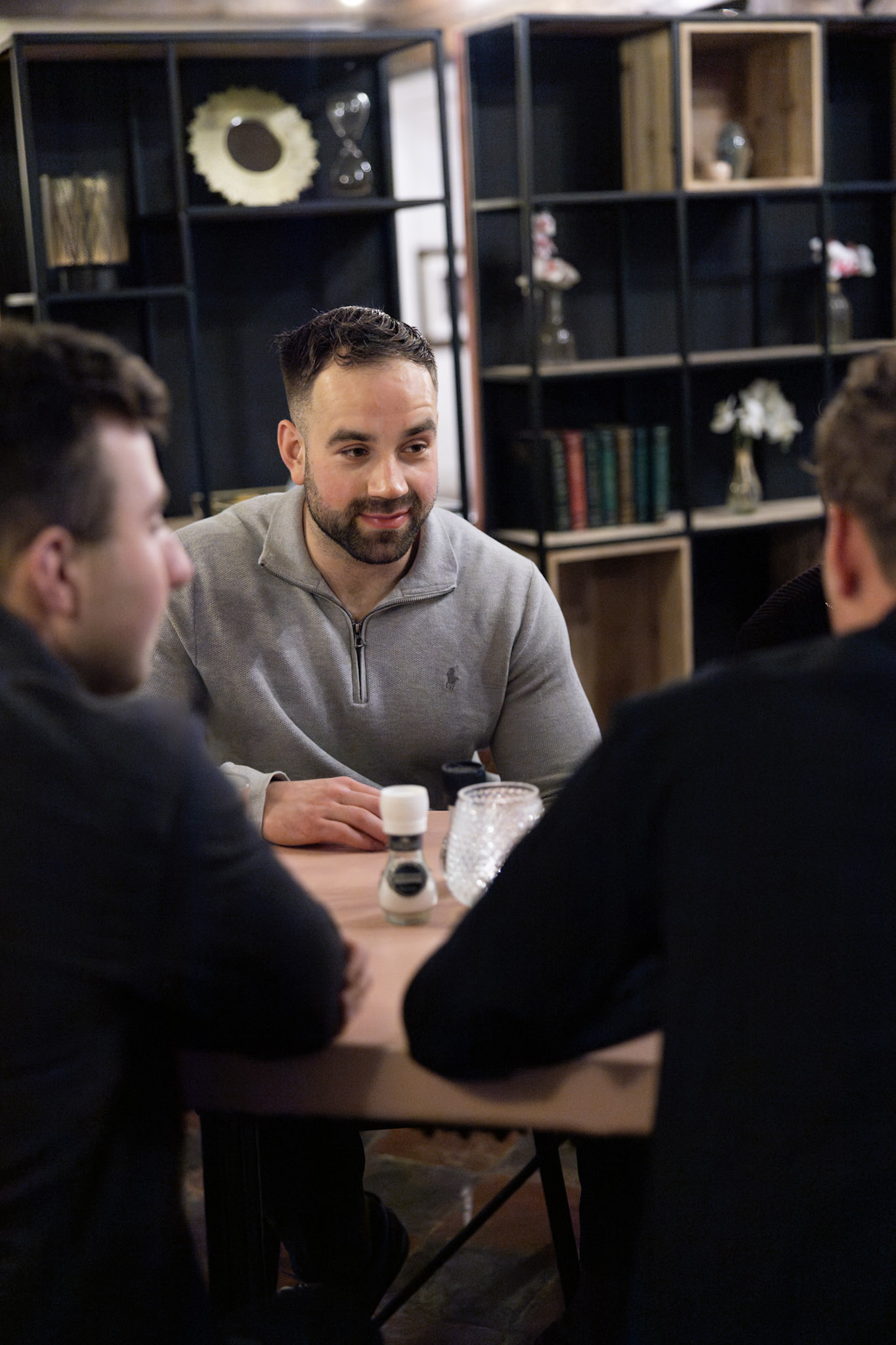 Isaak in gesprek aan tafel met twee ondernemers