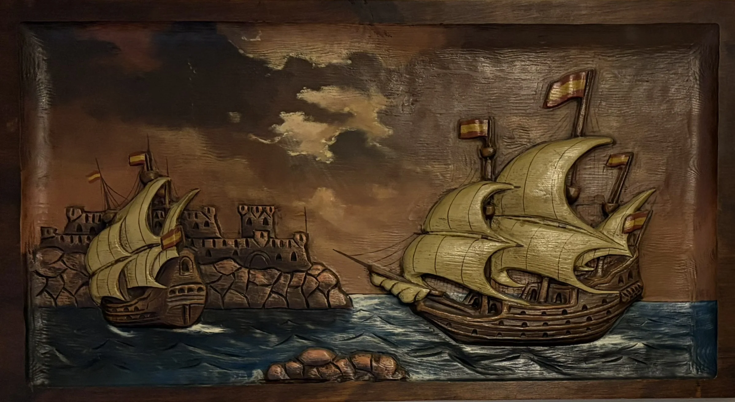 Houtreliëf van Spaanse galjoenen — erfstuk van mijn opa