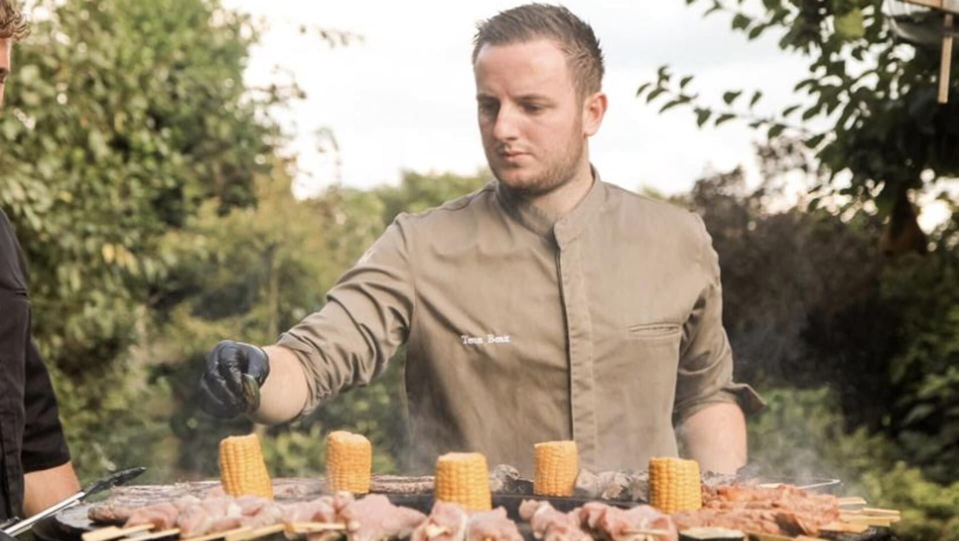 Teun Benit aan het werk achter de barbecue